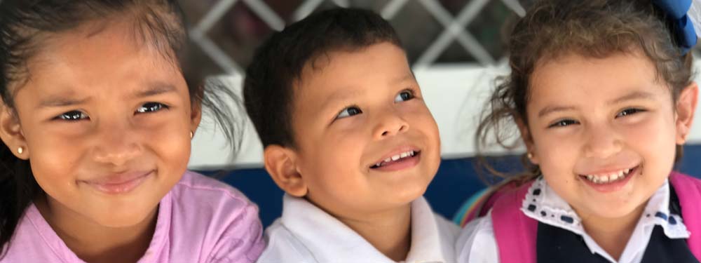 Nicaraguanische Schulkinder lachen